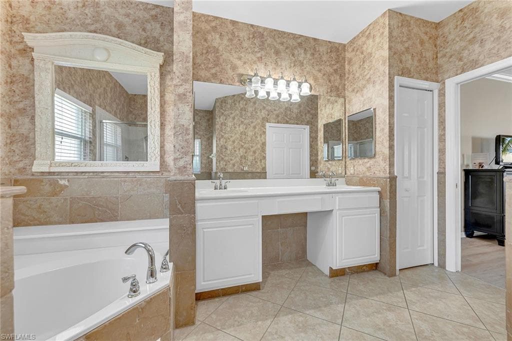 104 Glen Eagle CIR, NAPLES FL 34104-17