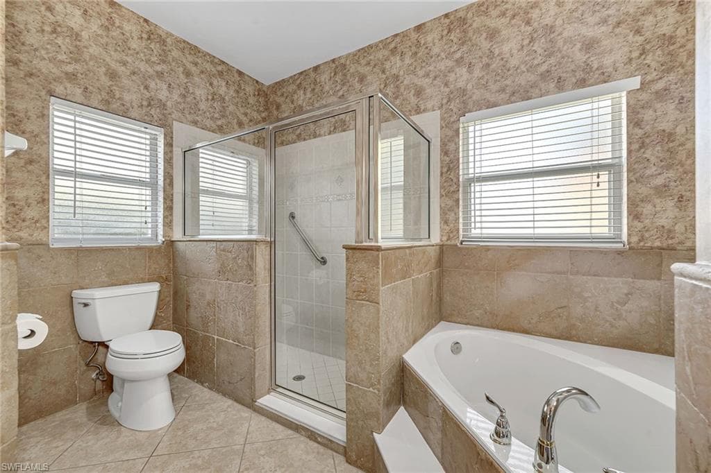 104 Glen Eagle CIR, NAPLES FL 34104-18