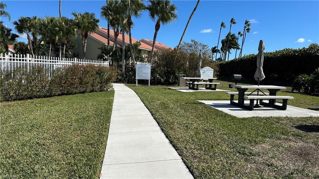 7824 Emerald CIR # F104, NAPLES FL 34109-42