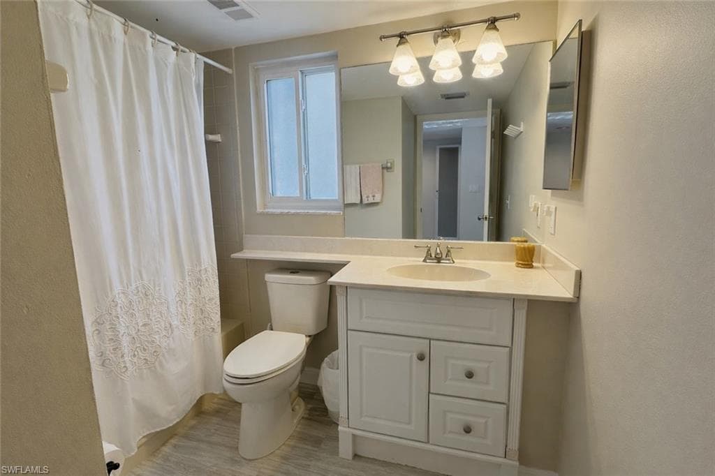 7824 Emerald CIR # F104, NAPLES FL 34109-21