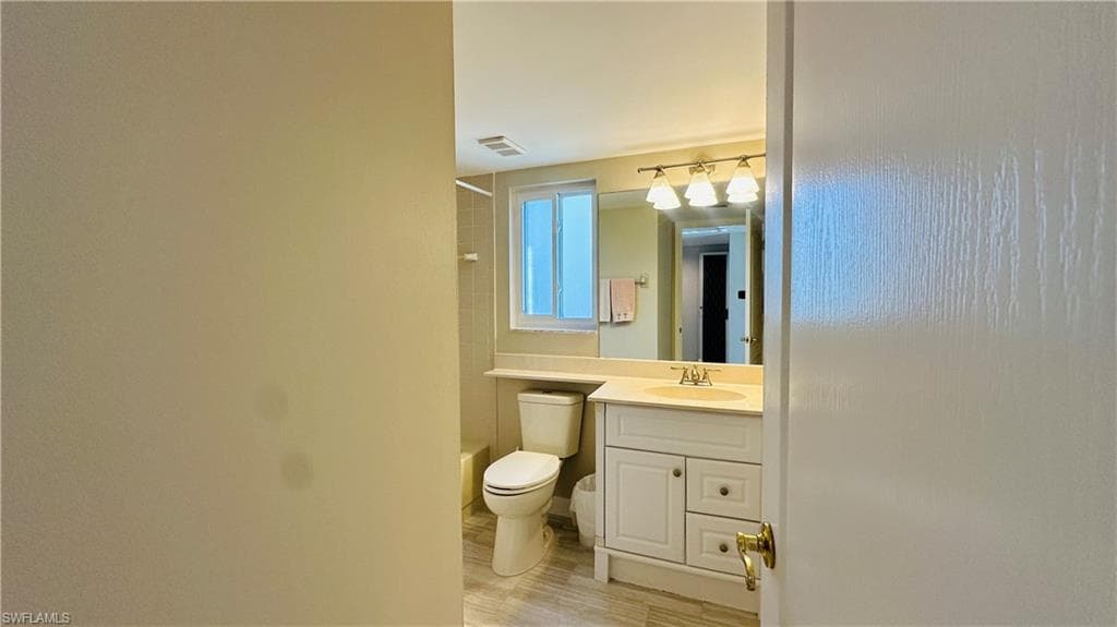 7824 Emerald CIR # F104, NAPLES FL 34109-20