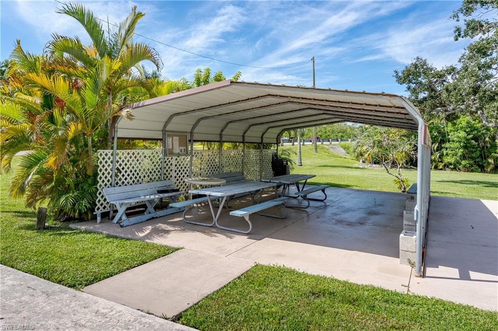 165 Riverwood RD, NAPLES FL 34114-7