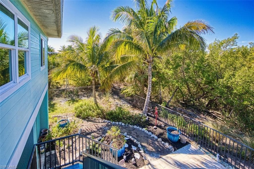 595 Piedmont RD, SANIBEL FL 33957-44