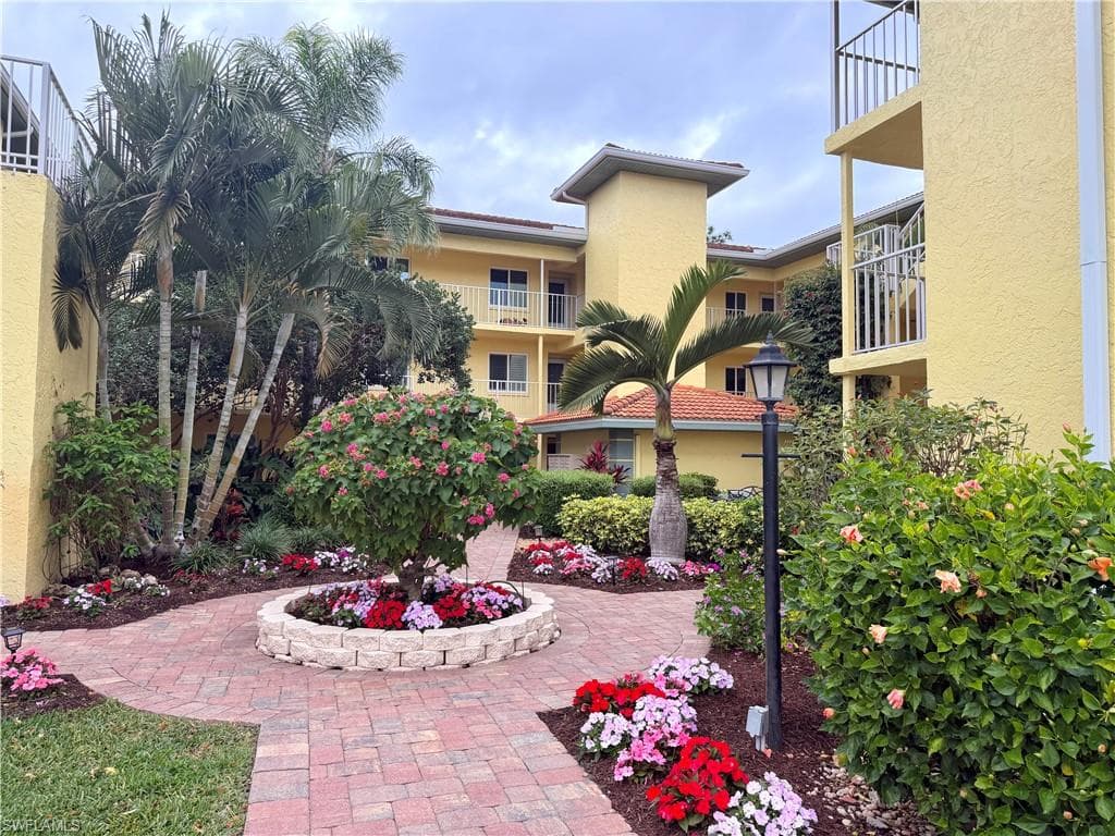 1001 Foxfire LN # 301, NAPLES FL 34104-1