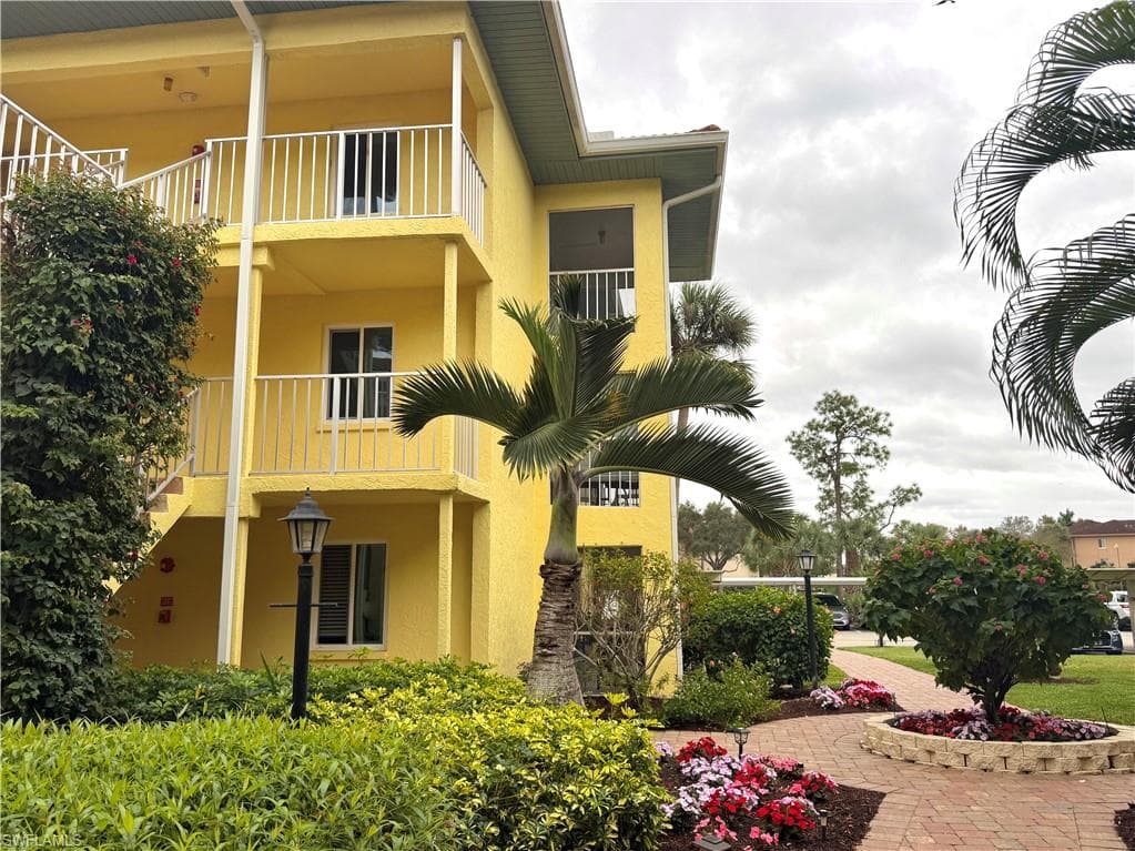 1001 Foxfire LN # 301, NAPLES FL 34104-15