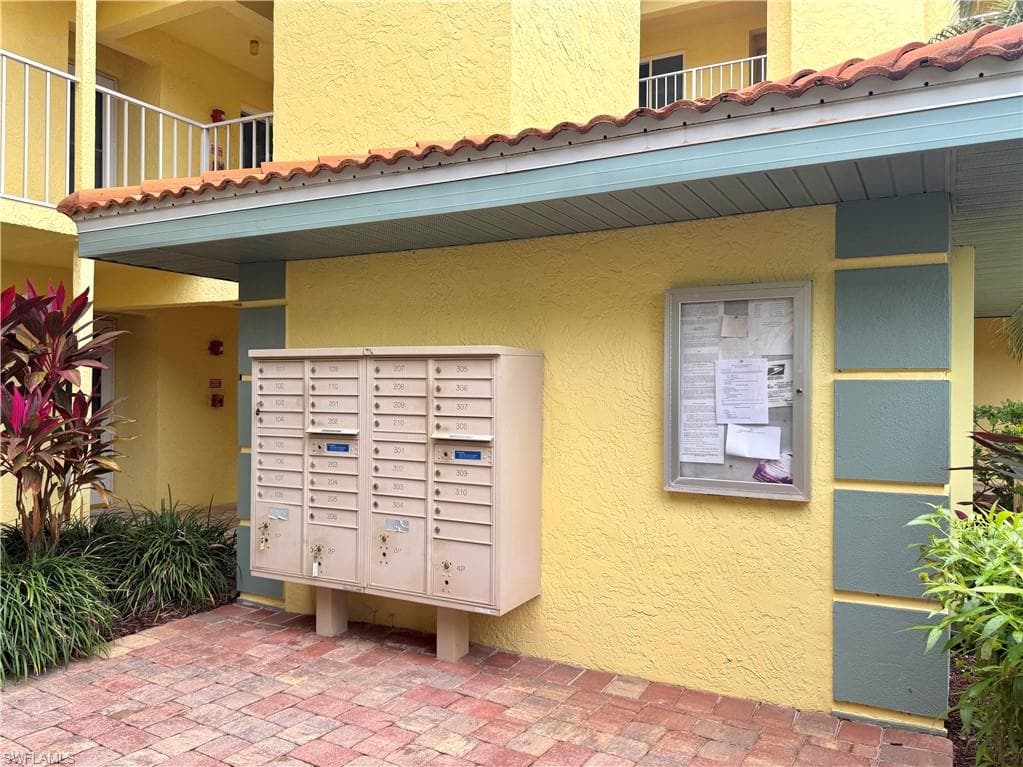 1001 Foxfire LN # 301, NAPLES FL 34104-14