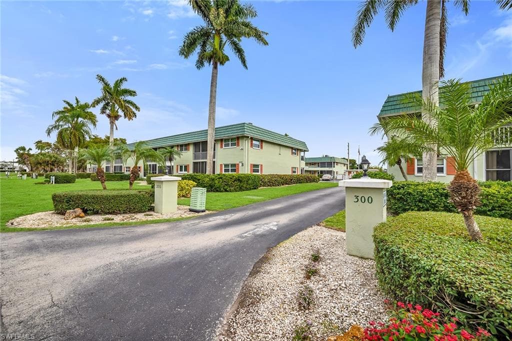 200 Valley Stream DR # 3B, NAPLES FL 34113-31