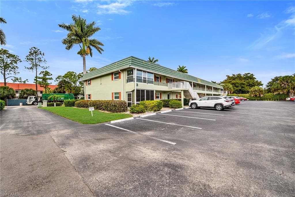 200 Valley Stream DR # 3B, NAPLES FL 34113-29