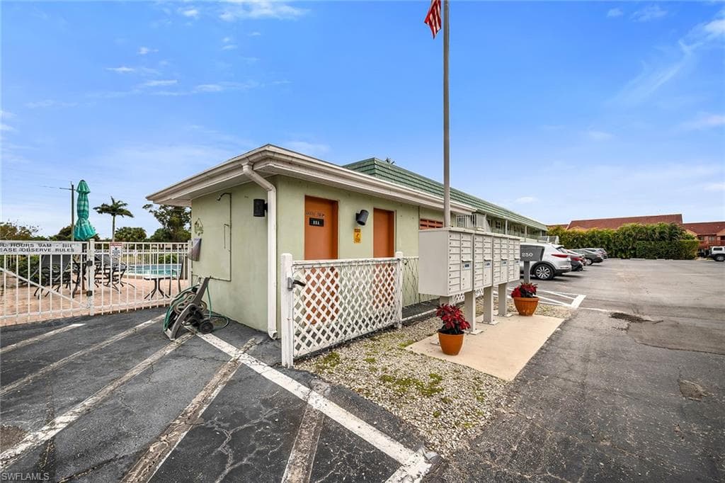 200 Valley Stream DR # 3B, NAPLES FL 34113-32