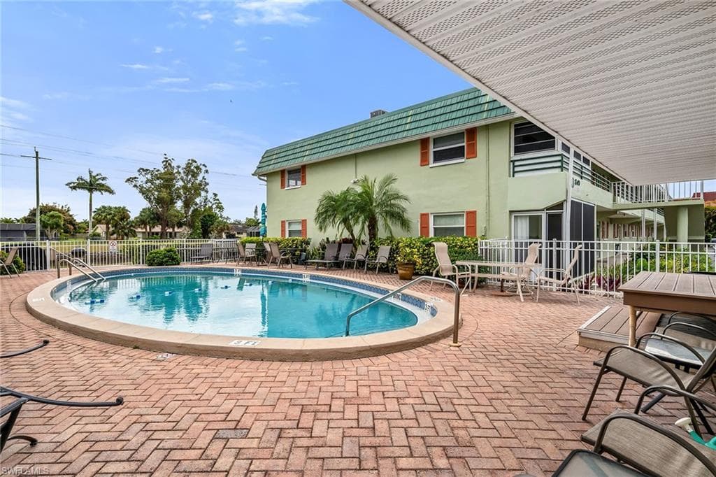 200 Valley Stream DR # 3B, NAPLES FL 34113-36