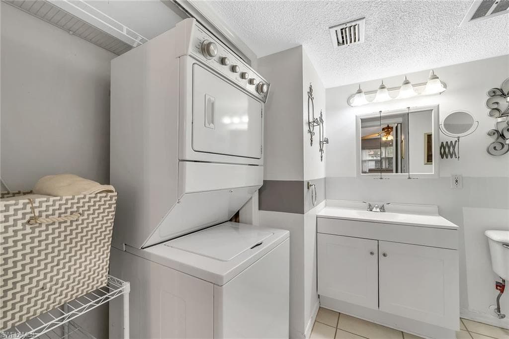 200 Valley Stream DR # 3B, NAPLES FL 34113-18