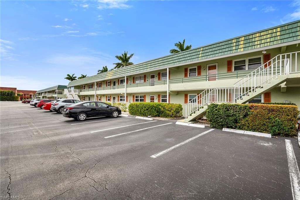 200 Valley Stream DR # 3B, NAPLES FL 34113-28