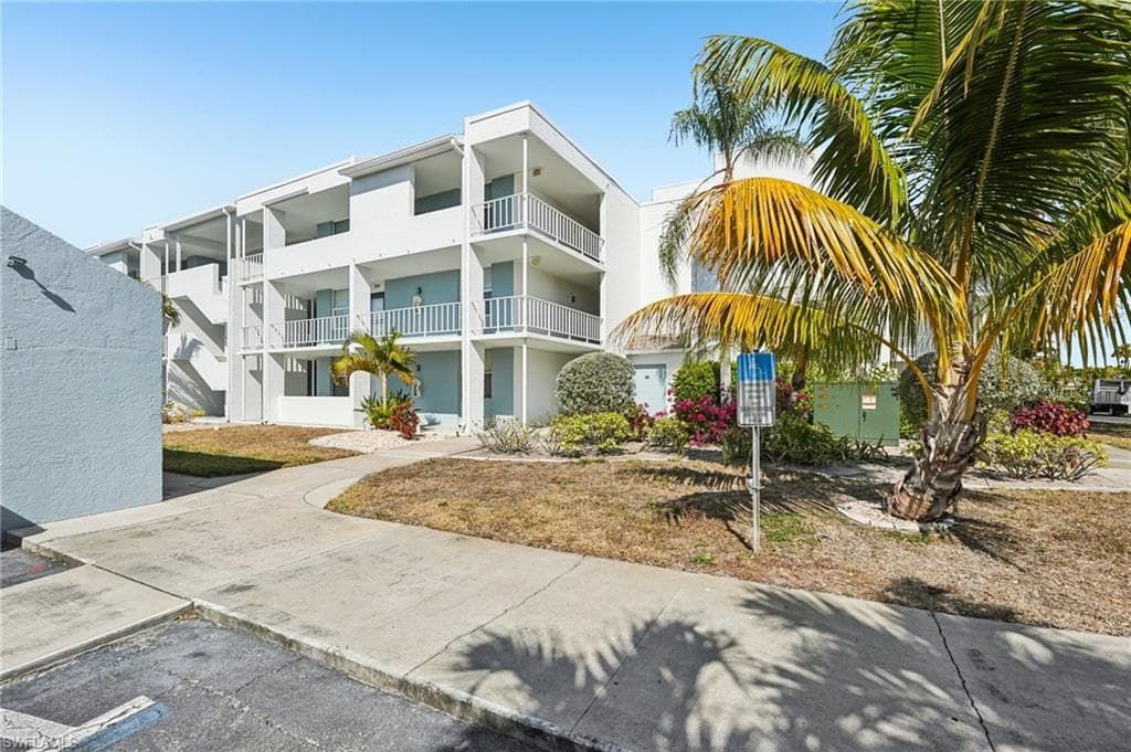 5959 Winkler RD # 305, FORT MYERS FL 33919-1
