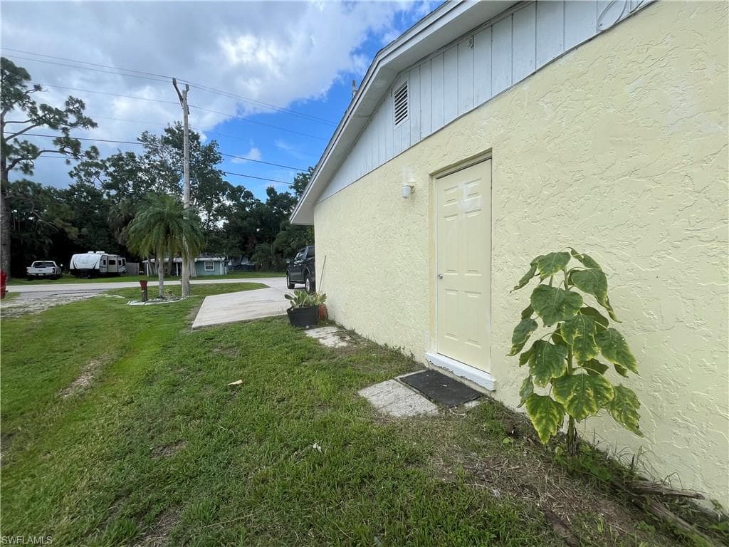 1275 Old Bridge RD, NORTH FORT MYERS FL 33917-32