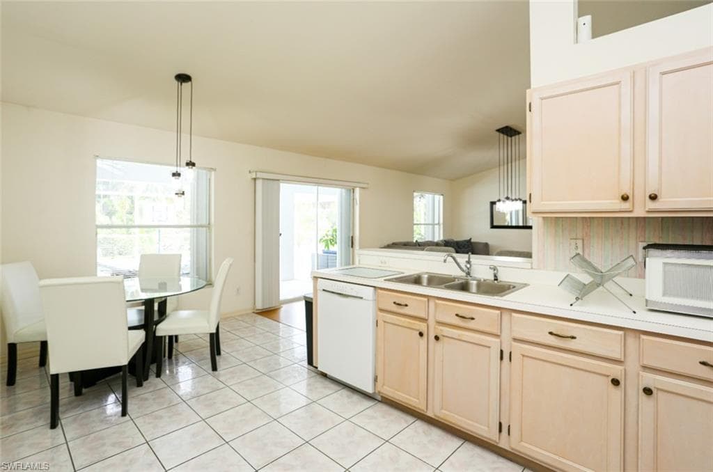 7775 Scarlet CT, NAPLES FL 34104-7