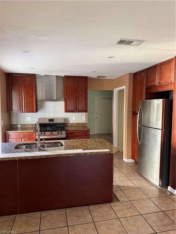 6 Parkwood Villas CT, LEHIGH ACRES FL 33936-2