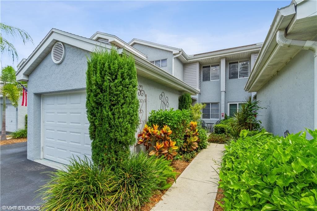 2611 Citrus Lake DR # 203, NAPLES FL 34109-25