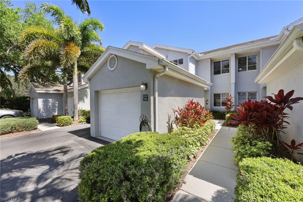 2541 Citrus Lake DR # 205, NAPLES FL 34109-25