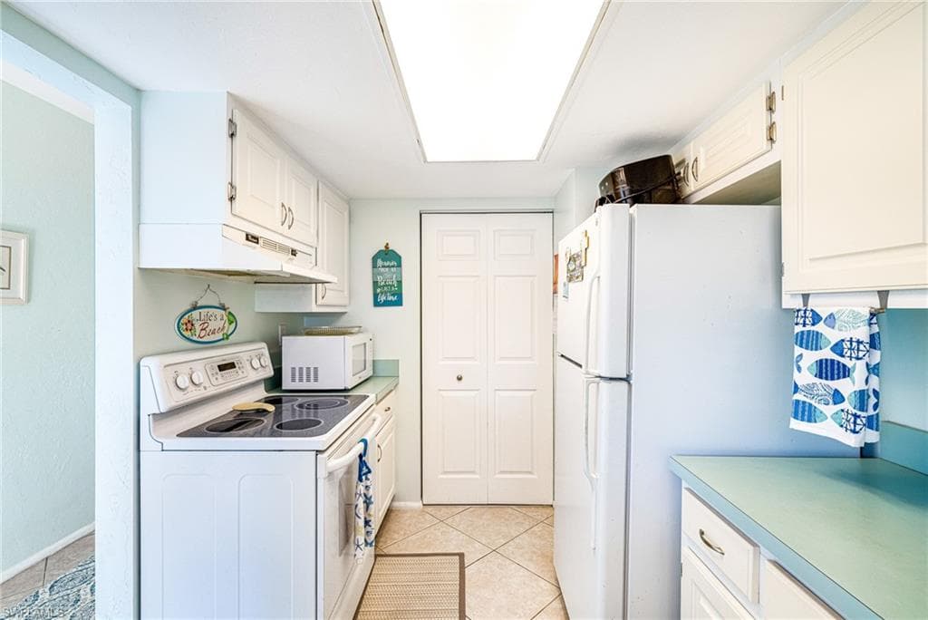 27 Greenbrier ST # 109, MARCO ISLAND FL 34145-3