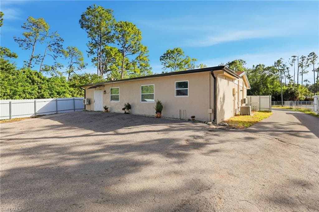 6005 Star Grass LN, NAPLES FL 34116-31