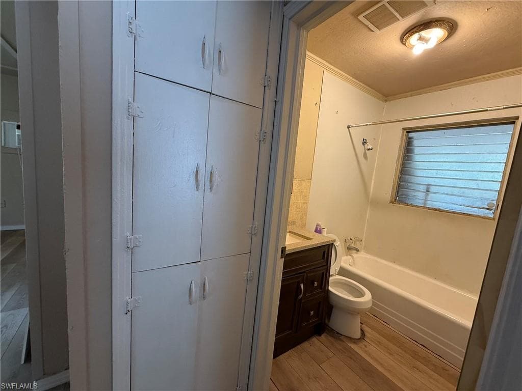 244 Labelle AVE-8
