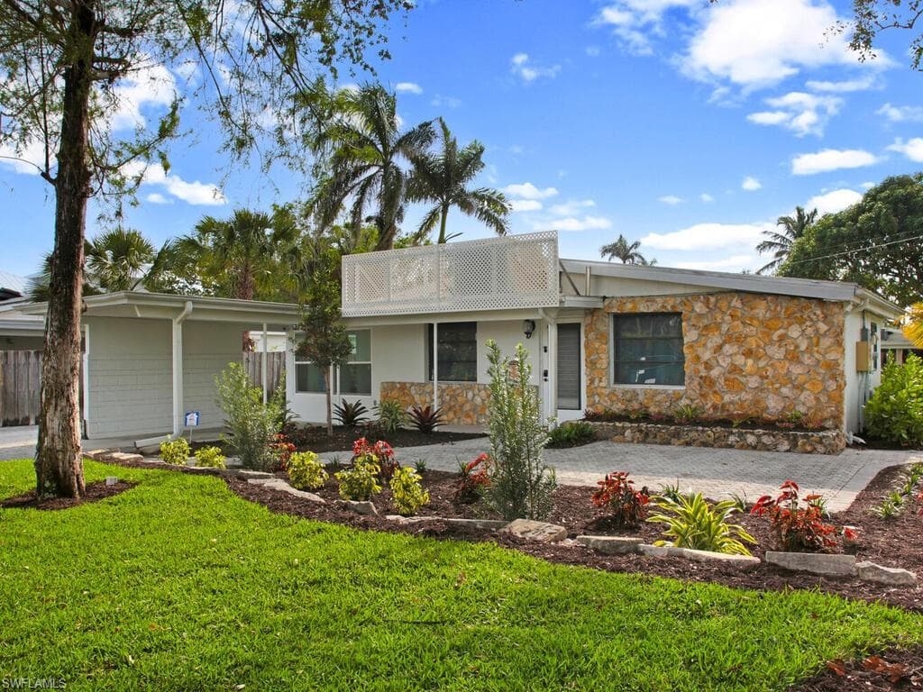 1014 Broad AVE N, NAPLES FL 34102-2