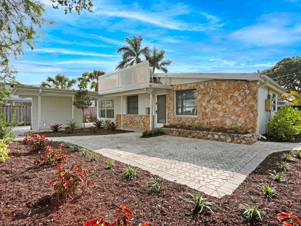 1014 Broad AVE N, NAPLES FL 34102-31