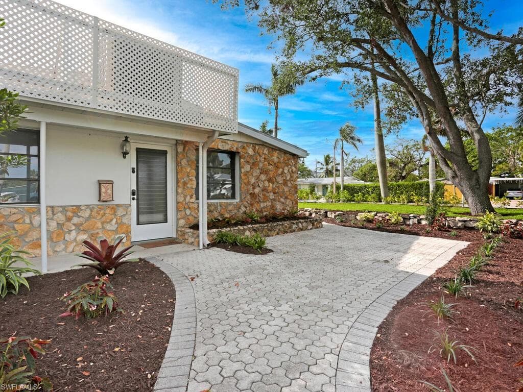 1014 Broad AVE N, NAPLES FL 34102-30