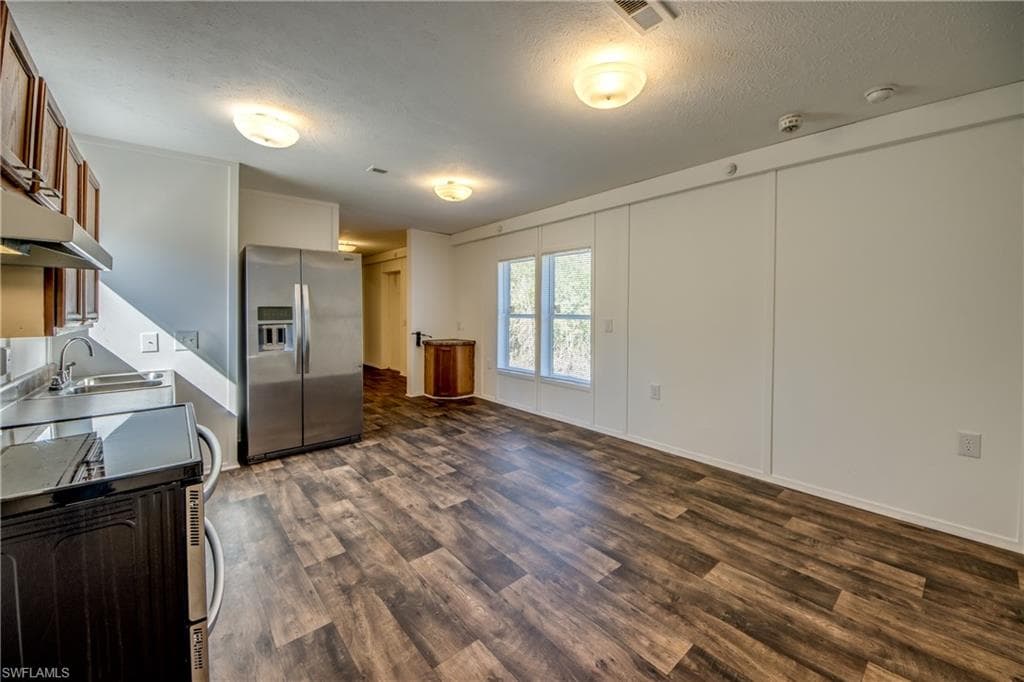 7711 Suncoast DR, NORTH FORT MYERS FL 33917-8