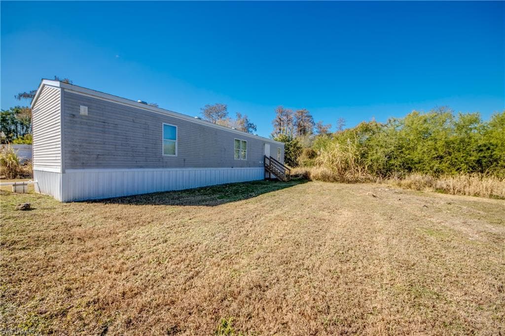 7711 Suncoast DR, NORTH FORT MYERS FL 33917-38