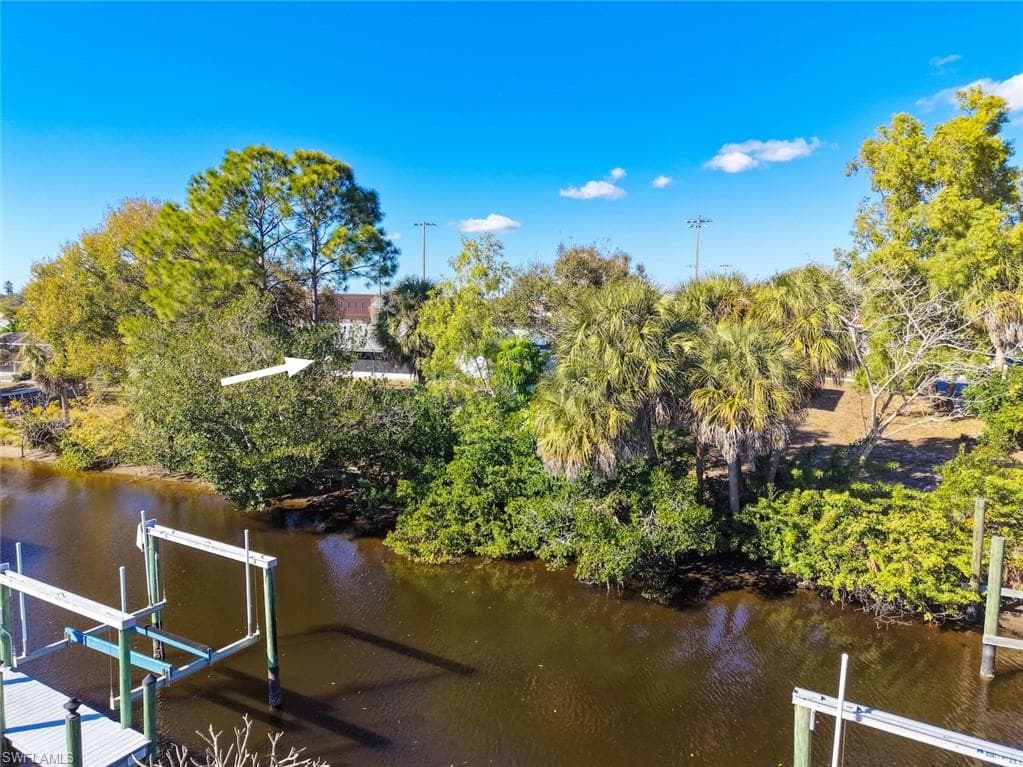 897 Iris DR, NORTH FORT MYERS FL 33903-45