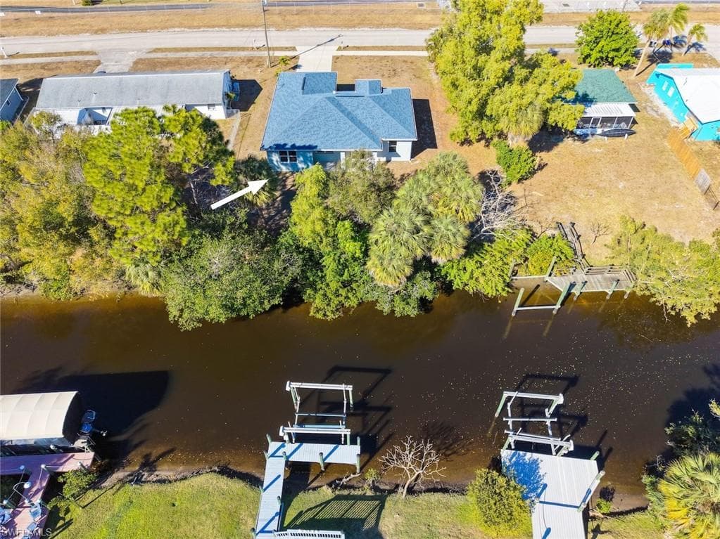 897 Iris DR, NORTH FORT MYERS FL 33903-42