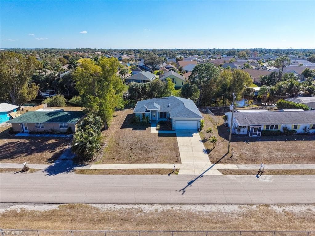 897 Iris DR, NORTH FORT MYERS FL 33903-37
