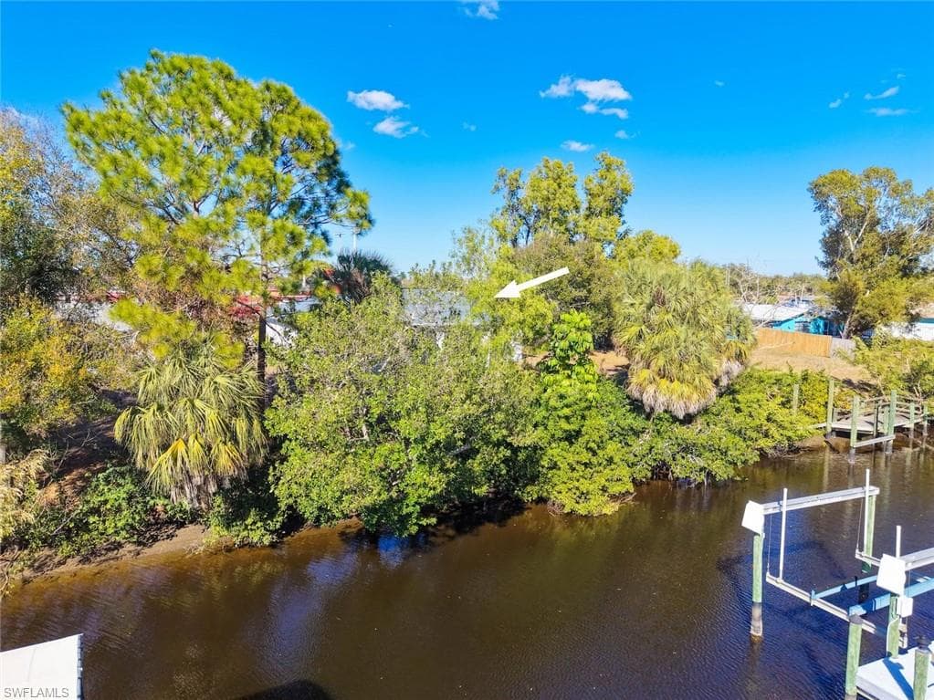 897 Iris DR, NORTH FORT MYERS FL 33903-44