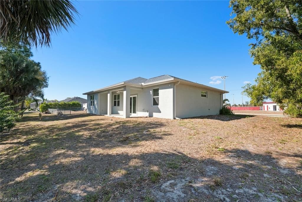 897 Iris DR, NORTH FORT MYERS FL 33903-36