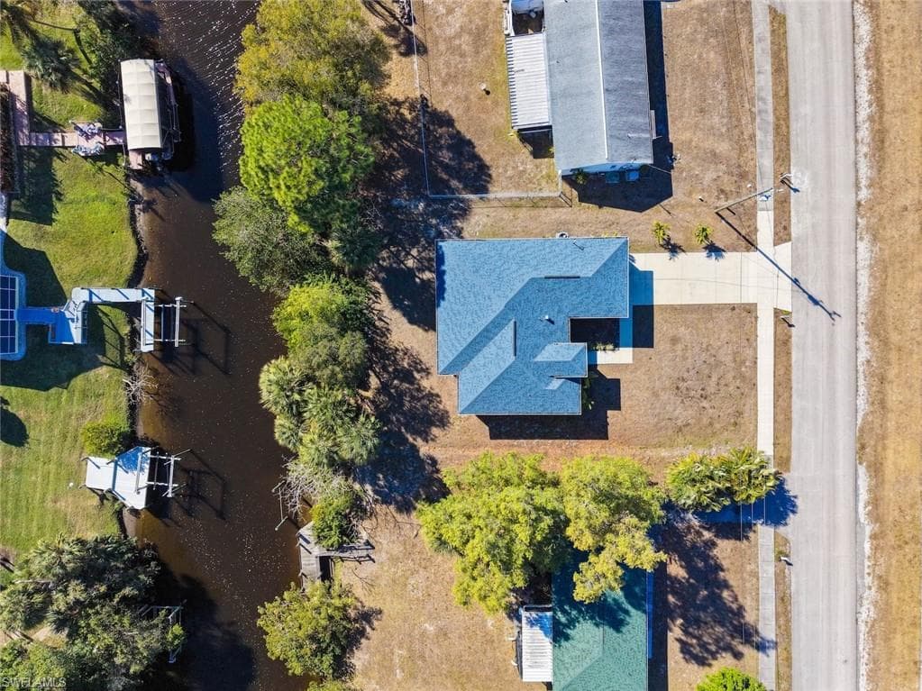 897 Iris DR, NORTH FORT MYERS FL 33903-38