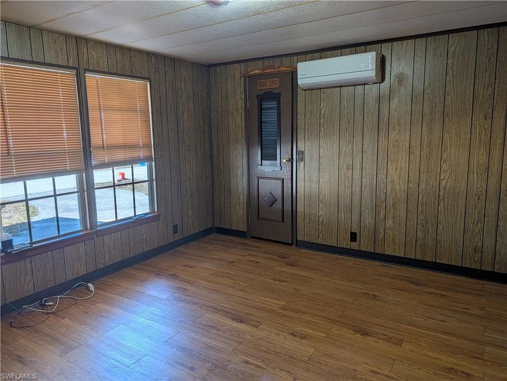 807 Holly Berry CT-18