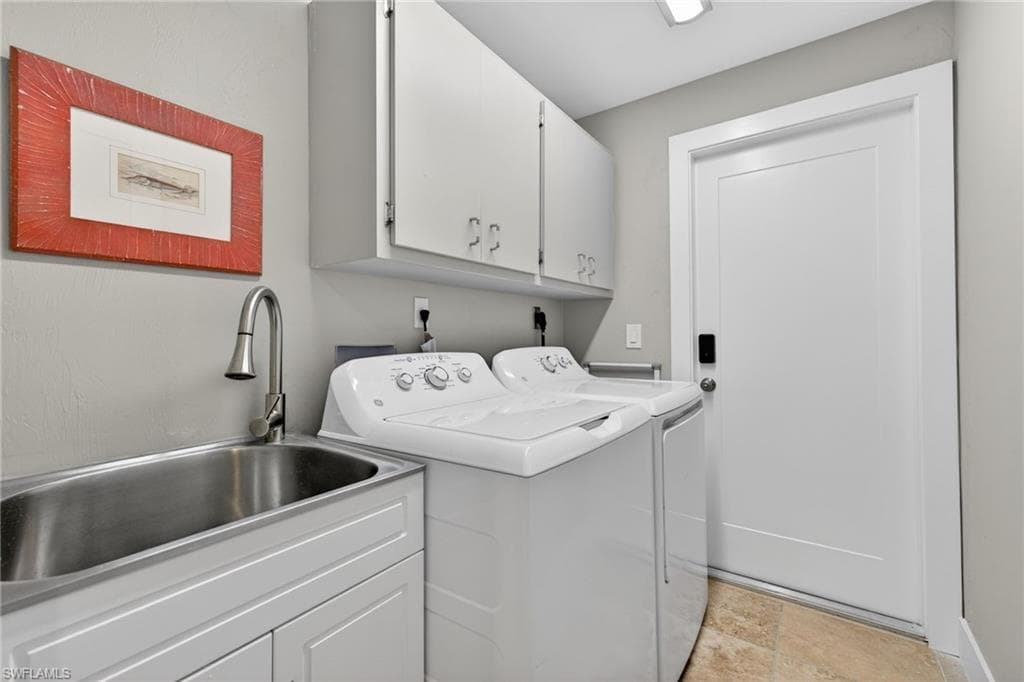 686 Emeril CT, SANIBEL FL 33957-30