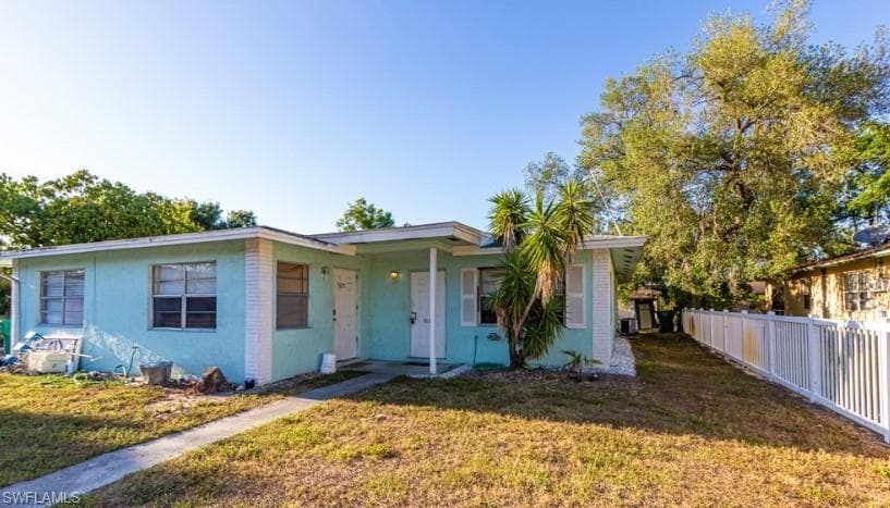 3675 Estey AVE, NAPLES FL 34104-2