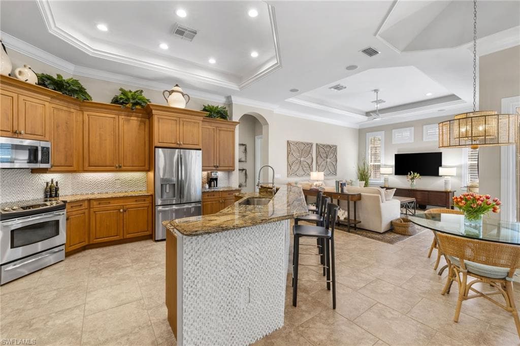 347 Saddlebrook LN, NAPLES FL 34110-1