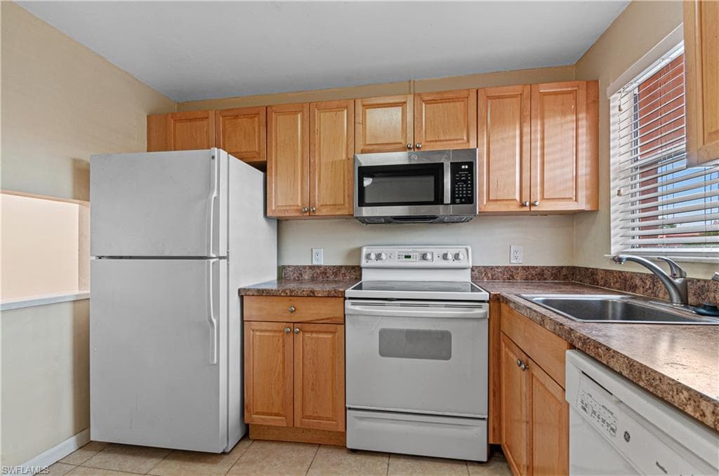 225 TURTLE LAKE CT # 209, NAPLES FL 34105-8