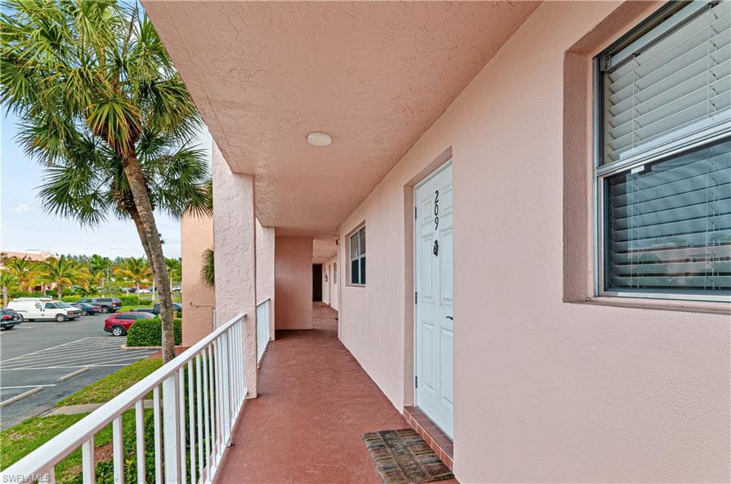 225 TURTLE LAKE CT # 209, NAPLES FL 34105-10