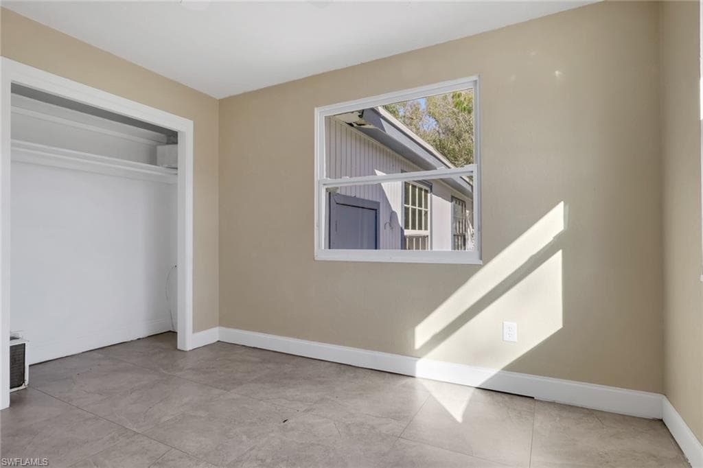 2933 Jackson ST-16