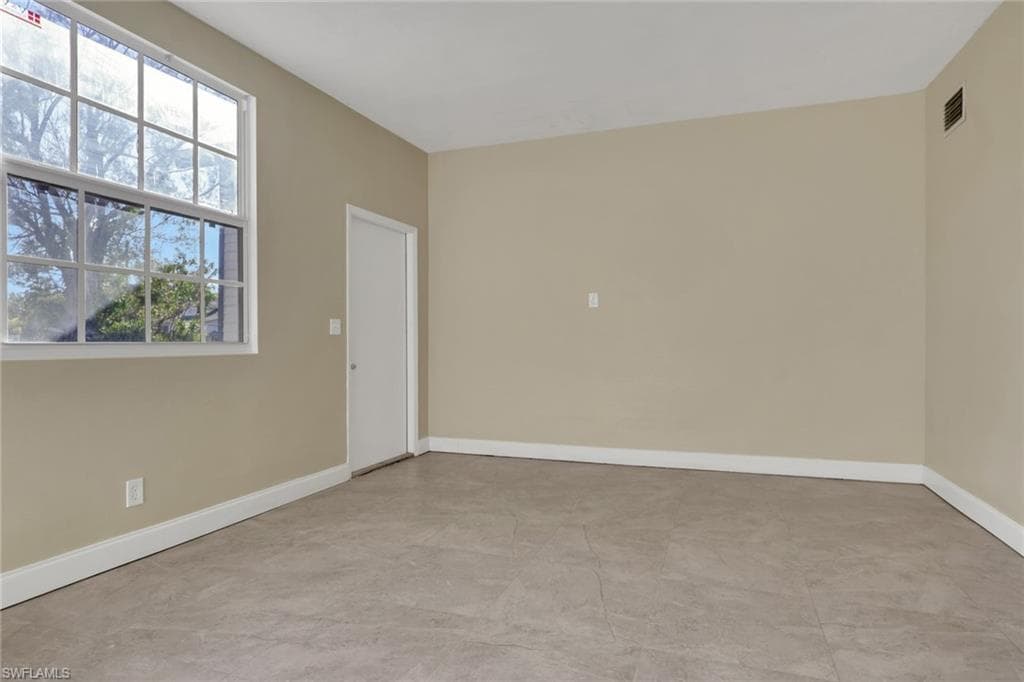 2933 Jackson ST-25