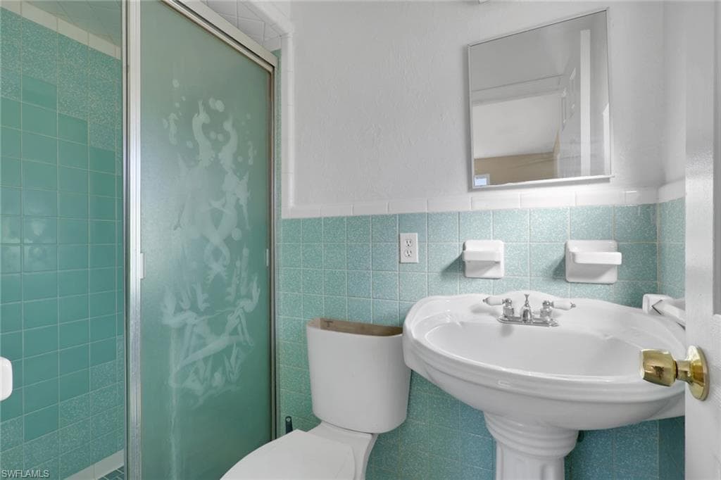 2933 Jackson ST-19