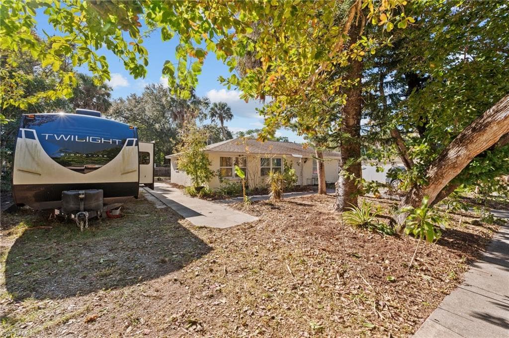 260 Delray AVE, FORT MYERS FL 33905-25