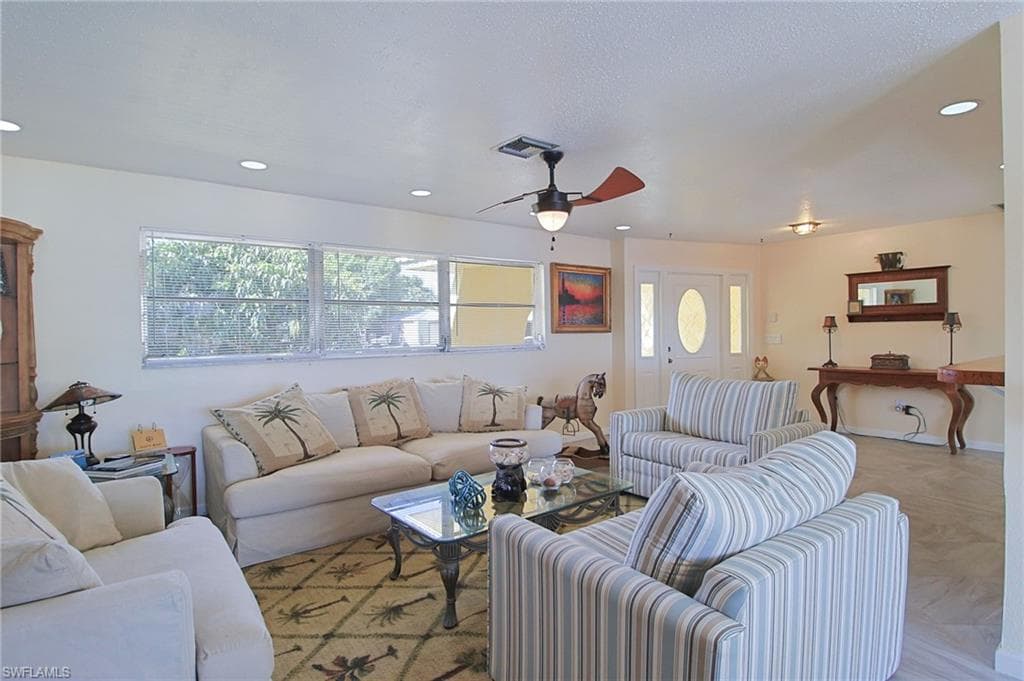 147 Coral DR-6