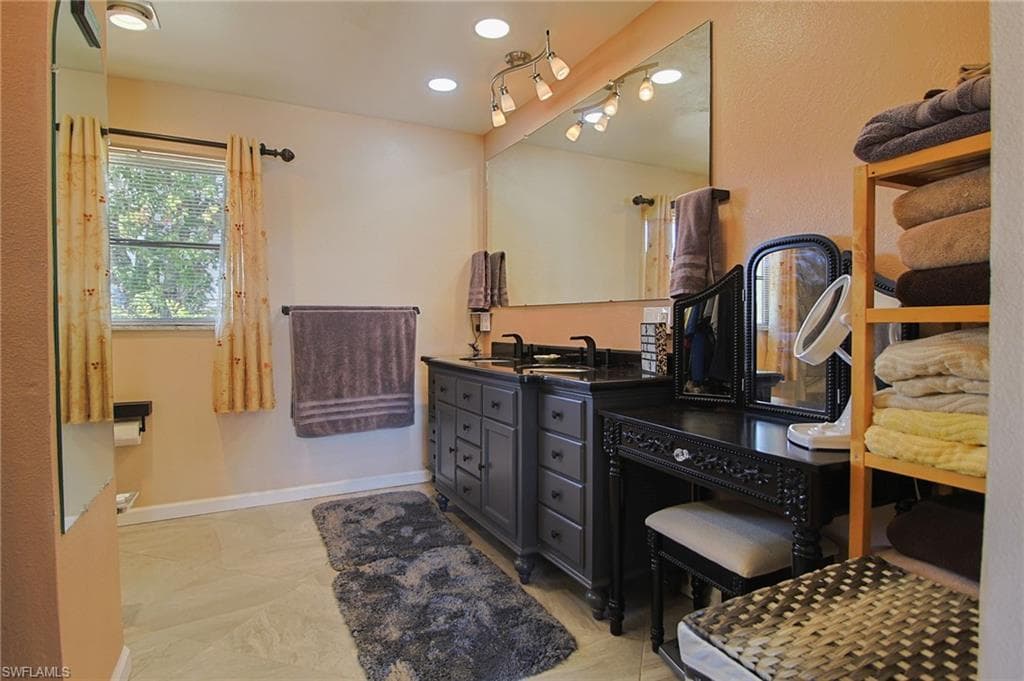 147 Coral DR-17