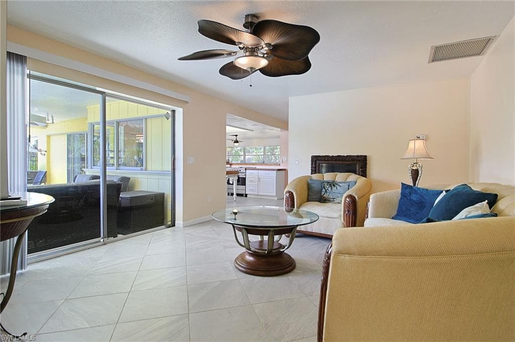 147 Coral DR-20
