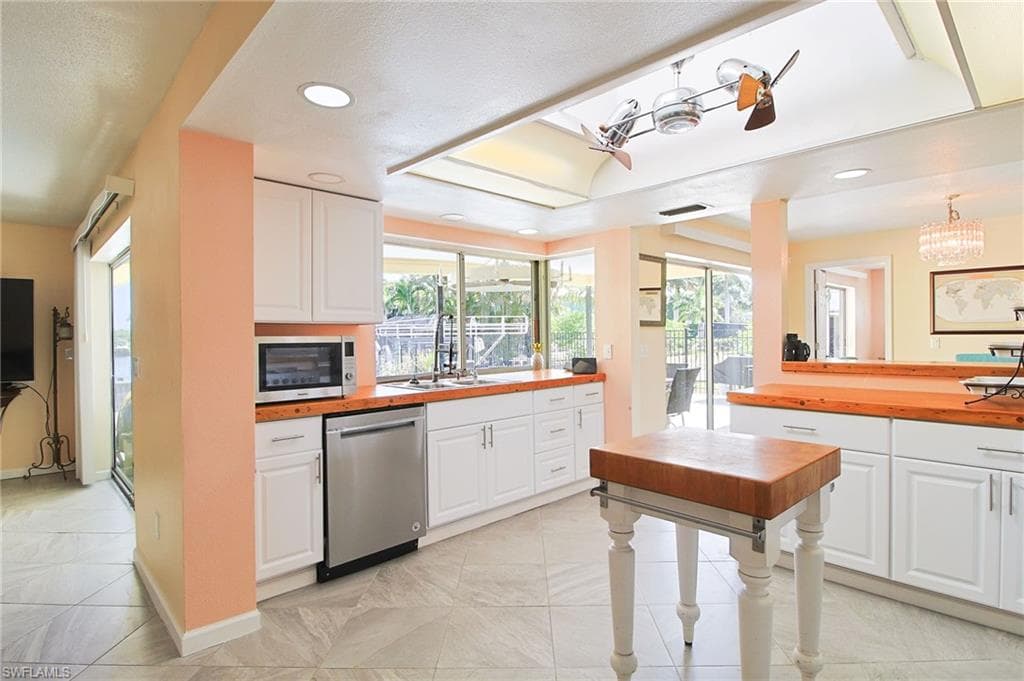 147 Coral DR-9